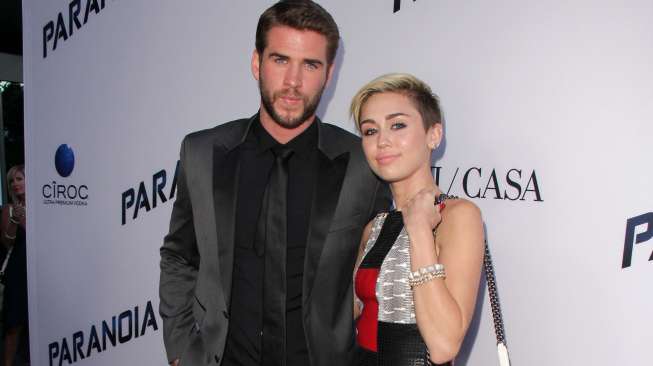 Liam Hemsworth and Miley Cyrus at the "Paranoia" US Premiere, Directors Guild of America, Los Angeles, CA 08-08-13