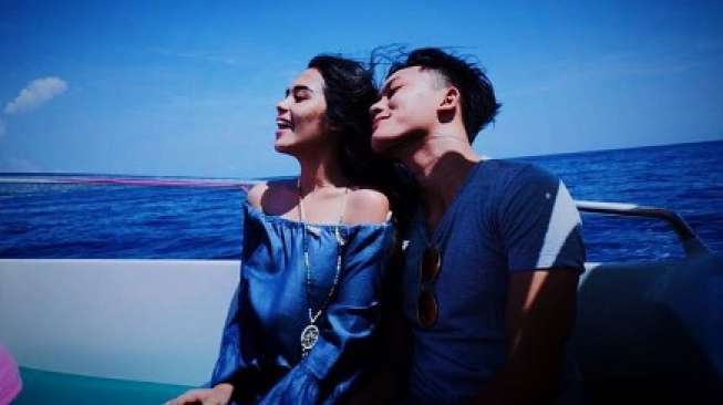 Foto Liburan Romantis Rizky Febian dengan Vebby Palwinta