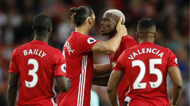 Pemain Manchester United Paul Pogba berbicara kepada Zlatan Ibrahimovic saat menghadapi Southampton. Reuters / Darren Staples Livepic