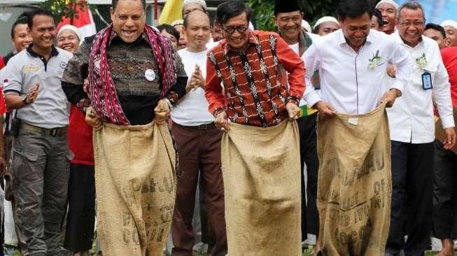 Menteri Hukum dan HAM (Menkumham) Yasonna Laoly menjalani sejumlah kegiatan saat berkunjung ke Lapas Klas I Cipinang, Jakarta, Sabtu (20/8/2016). [Suara.com/Oke Atmaja]