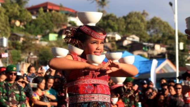 Jokowi Lepas Ratusan Peserta Karnaval Kemerdekaan di Danau Toba