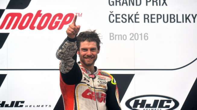 Juara MotoGP Ceko Cal Crutchlow merayakan suksesnya di podium. Michal Cizek / AFP
