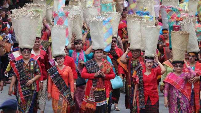 Jokowi Hadiri Pelepasan Karnaval Pesona Danau Toba