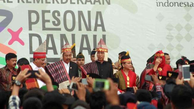 Jokowi Hadiri Pelepasan Karnaval Pesona Danau Toba