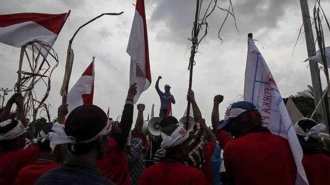 Mereka menuntut agar pemerintah pusat mau menegur Bupati Tulangbawang.