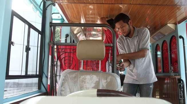 Bus Bandros tampak tengah dihias dan terparkir di Kementerian Pemuda dan Olahraga (Kemenpora), Jakarta, Selasa (23/8/2016). [Suara.com/Oke Atmaja]