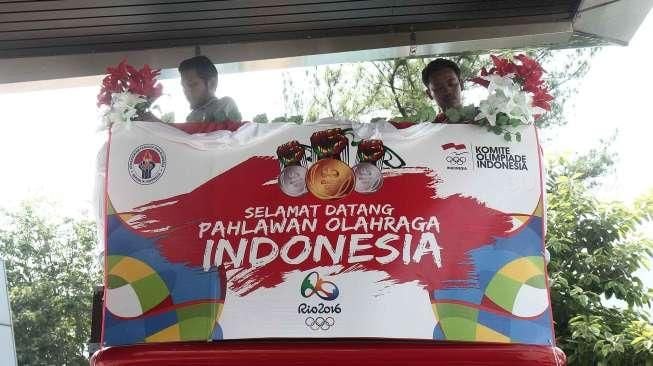 Bus Bandros tampak tengah dihias dan terparkir di Kementerian Pemuda dan Olahraga (Kemenpora), Jakarta, Selasa (23/8/2016). [Suara.com/Oke Atmaja]