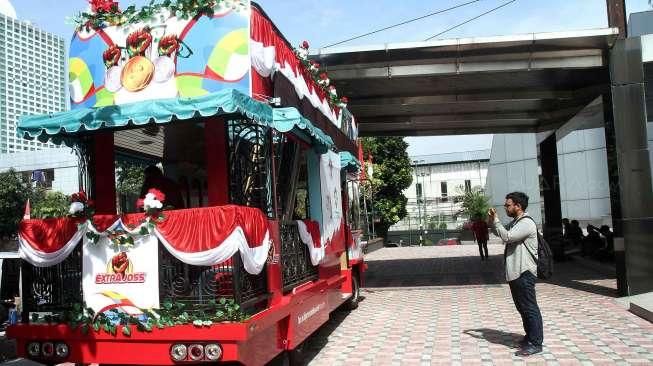 Bus Bandros tampak tengah dihias dan terparkir di Kementerian Pemuda dan Olahraga (Kemenpora), Jakarta, Selasa (23/8/2016). [Suara.com/Oke Atmaja]