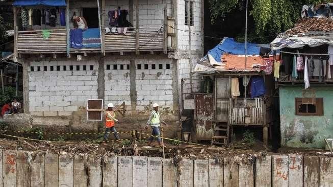 Sejumlah warga tampak membongkar sendiri bangunan rumahnya sebelum eksekusi pemukiman di bantaran Sungai Ciliwung, kawasan Bukit Duri, Jakarta, Selasa (23/8/2016). [Suara.com/Kurniawan Mas'ud]