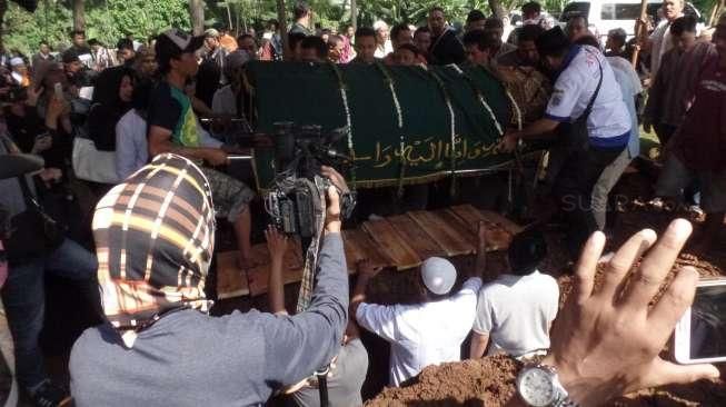 Jenazah Istri Tukul Datang Lebih Cepat, Makam Belum Siap