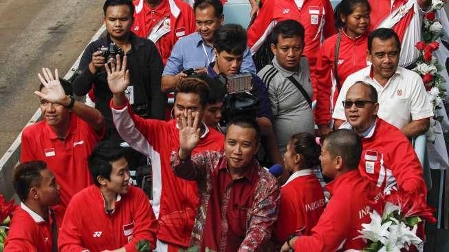 Para atlet yang berjuang di Olimpiade Rio 2016, didampingi Menpora Imam Nahrawi, menyapa masyarakat saat diarak dari Kemenpora menuju Istana Negara, Rabu (24/8/2016). [suara.com/Kurniawan Mas'ud]