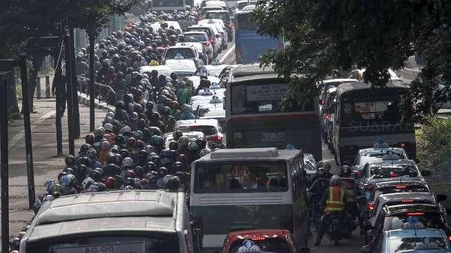 Sejumlah besar pengendara motor, mobil, serta angkutan umum, tampak terjebak macet di kawasan sekitar Gelora Bung Karno (GBK), Senayan, Jakarta, Rabu (24/8/2016). [Suara.com/Kurniawan Mas'ud]