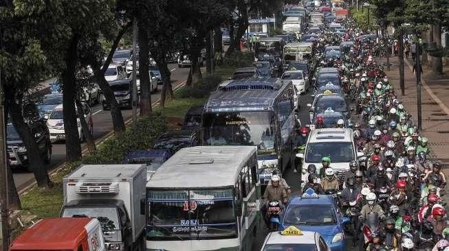 Sejumlah besar pengendara motor, mobil, serta angkutan umum, tampak terjebak macet di kawasan sekitar Gelora Bung Karno (GBK), Senayan, Jakarta, Rabu (24/8/2016). [Suara.com/Kurniawan Mas'ud]