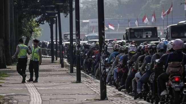 Sejumlah besar pengendara motor, mobil, serta angkutan umum, tampak terjebak macet di kawasan sekitar Gelora Bung Karno (GBK), Senayan, Jakarta, Rabu (24/8/2016). [Suara.com/Kurniawan Mas'ud]