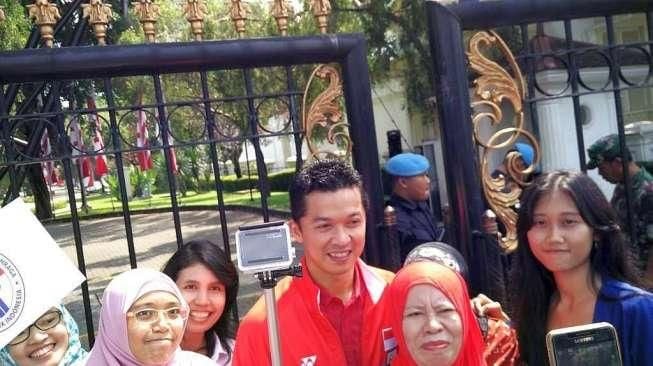 Usai Temani Owi/Butet ke Istana, Eks Atlet Ini 'Diserbu' Warga