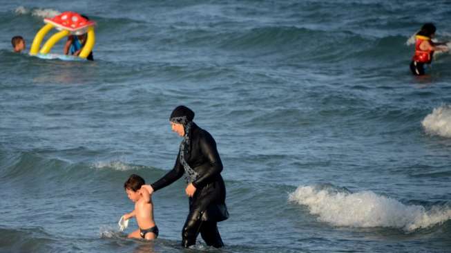 Lebanon Negara Arab Pertama Larang Berenang Pakai Burkini