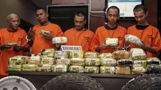 Dalam pengungkapan tersebut, petugas mengamankan 6 orang tersangka.