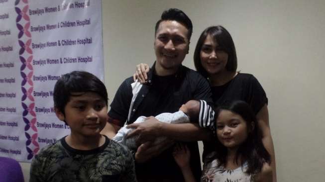 Sebelum Melahirkan, Fenita Arie Alami Insiden Kecil di Mall