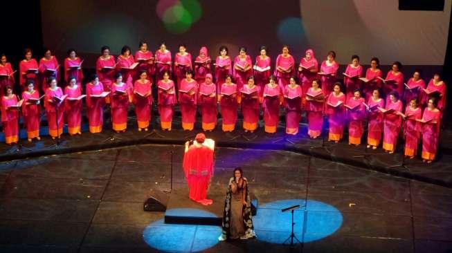 Penyanyi Raisa diiringi paduan suara dari Ussy Pieters Choirs tampil di konser 3 Dekade Cinta Chrisye di Taman Ismail Marzuki, Jakarta Pusat, Minggu (29/8/2016). [suara.com/Nanda]