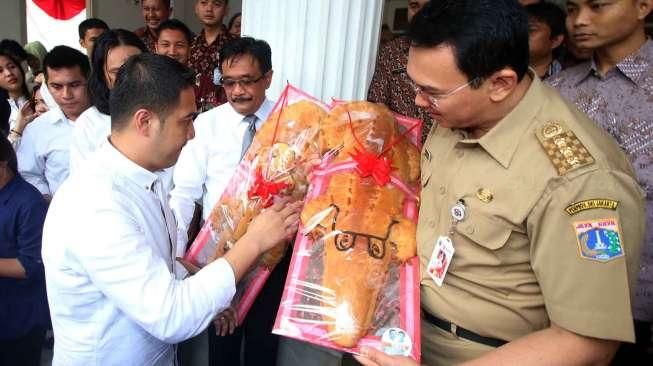 Ahok dan Djarot Dapat Roti Buaya