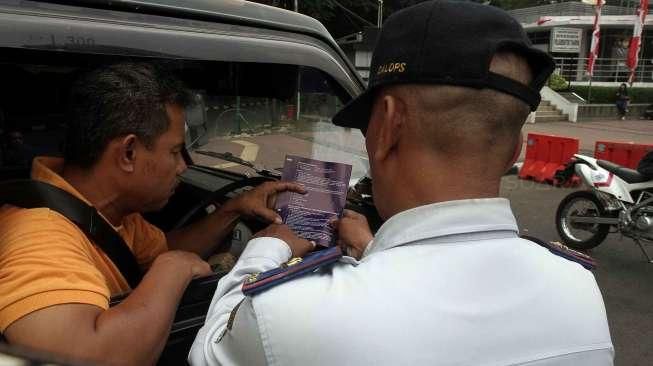 Tilang aturan ganjil-genap mulai diberlakukan, antara lain di kawasan Jalan Thamrin, Jakarta, Selasa (30/8/2016). [Suara.com/Oke Atmaja]