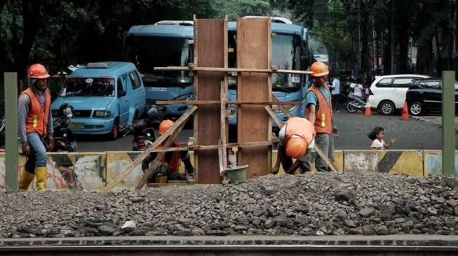 Aktivitas pekerja saat mengerjakan proyek pembuatan pagar sterilisasi Stasiun Tebet, Jakarta, Selasa (30/8/2016). [Suara.com/Oke Atmaja]