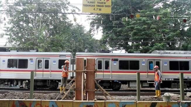 Aktivitas pekerja saat mengerjakan proyek pembuatan pagar sterilisasi Stasiun Tebet, Jakarta, Selasa (30/8/2016). [Suara.com/Oke Atmaja]