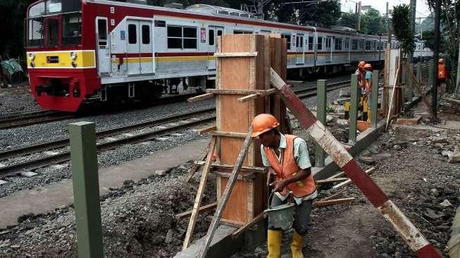 Aktivitas pekerja saat mengerjakan proyek pembuatan pagar sterilisasi Stasiun Tebet, Jakarta, Selasa (30/8/2016). [Suara.com/Oke Atmaja]