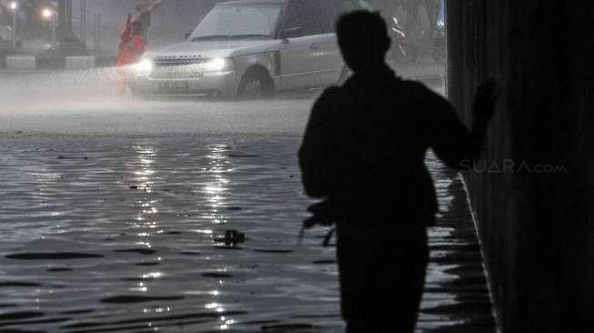 Sejumlah kendaraan tampak terjebak banjir di kolong jembatan kawasan Dukuh Atas, Jakarta, Selasa (30/8/2016). [Suara.com/Kurniawan Mas'ud]