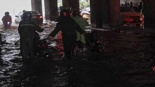 Sejumlah kendaraan tampak terjebak banjir di kolong jembatan kawasan Dukuh Atas, Jakarta, Selasa (30/8/2016). [Suara.com/Kurniawan Mas'ud]