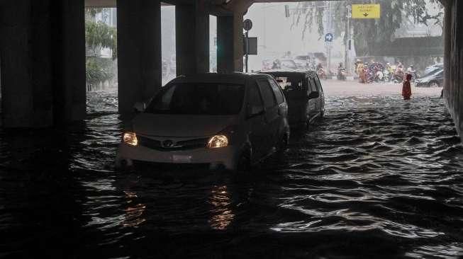 Sejumlah kendaraan tampak terjebak banjir di kolong jembatan kawasan Dukuh Atas, Jakarta, Selasa (30/8/2016). [Suara.com/Kurniawan Mas'ud]