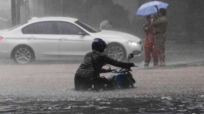 Sejumlah kendaraan tampak terjebak banjir di kolong jembatan kawasan Dukuh Atas, Jakarta, Selasa (30/8/2016). [Suara.com/Kurniawan Mas'ud]