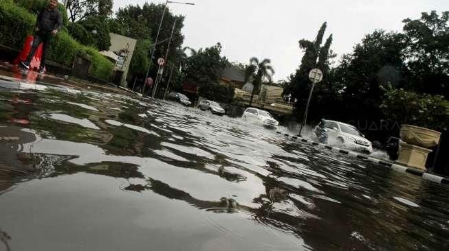 Beberapa kendaraan tampak melintasi jalanan yang tergenang air di Jalan Agus Salim, kawasan Menteng, Jakarta Pusat, Selasa (30/8/2016). [Suara.com/Oke Atmaja]