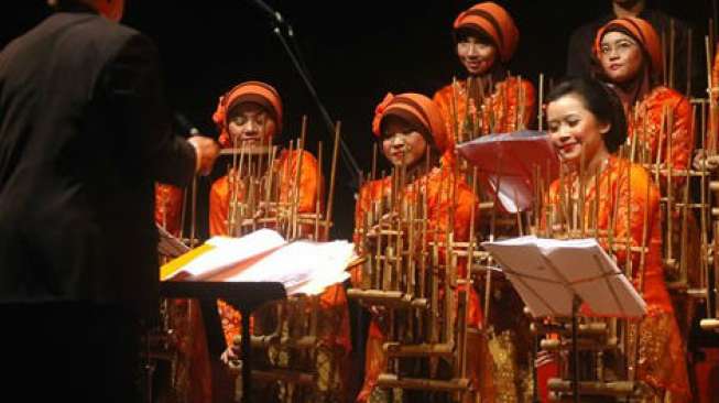 Seribu Angklung Hipnotis Warga Osaka