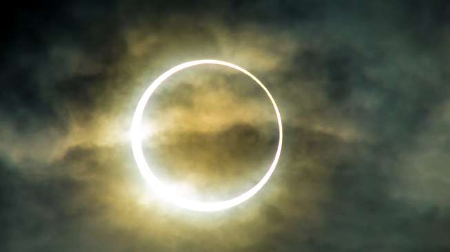 Ilustrasi gerhana matahari cincin. (shutterstock)