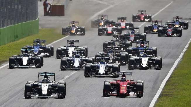 Tampak segerombolan pebalap tengah berusaha berebut posisi usai start di Grand Prix Italia di Sirkuit Monza, 6 September 2015 [AFP/Olivier Morin]