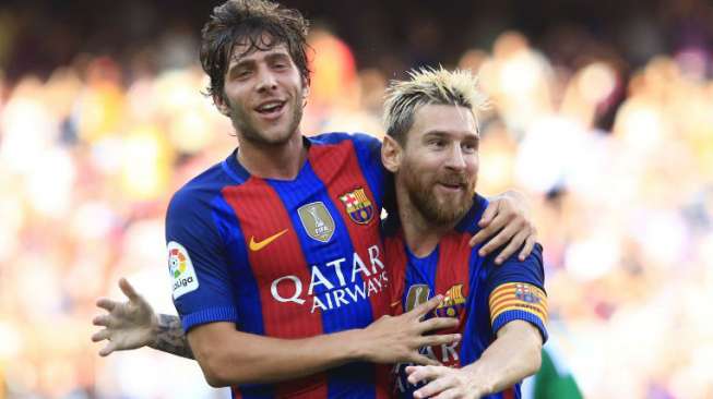 Pemain Barcelona Lionel Messi (kanan) dan Sergi Roberto merayakan gol. PAU BARRENA / AFP