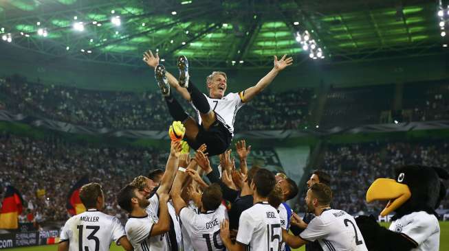 Bastian Schweinsteiger dilempar ke udara oleh rekan-rekannya di laga terakhir kapten Jerman itu bersama Der Panzer [AFP]