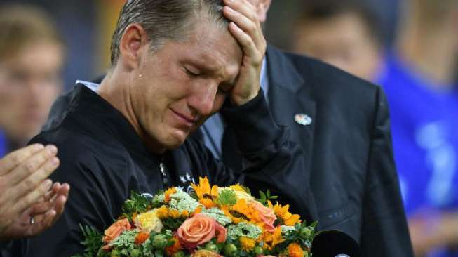 Bastian Schweinsteiger menangis haru di momen perpisahan dan penampilan terakhirnya bersama timnas Jerman. [AFP]