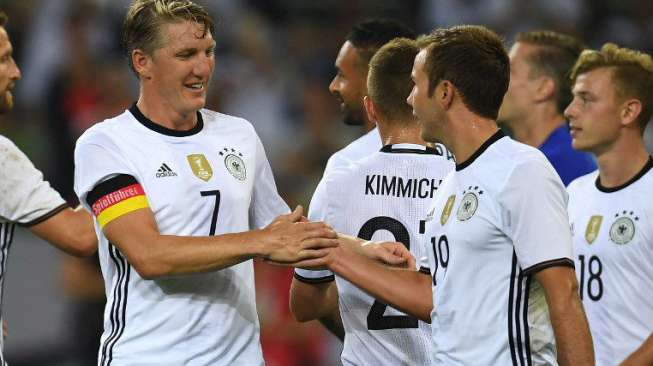 Pemain Jerman ucapkan perpisahan pada Bastian Schweinsteiger [AFP]