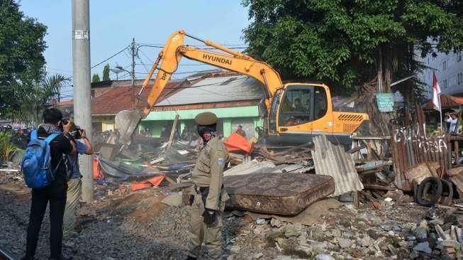 Pemkot Jakarta Selatan menertibkan bangunan yang dihuni 160 jiwa dari 60 kepala keluarga.