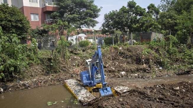 Perbaikan Tanggul Jebol di Kemang