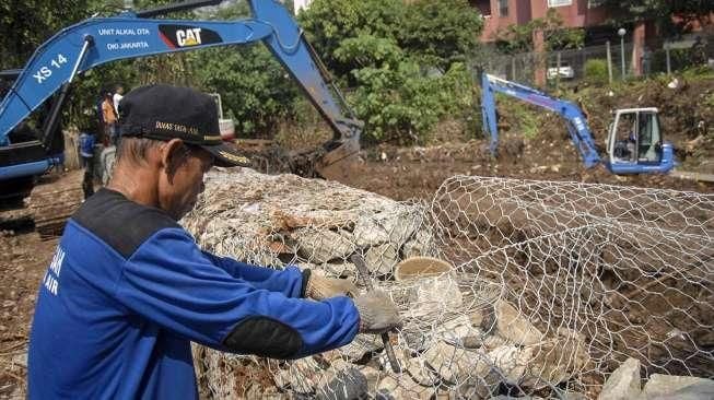 Untuk mengantisipasi meluapnya air sungai saat musim hujan.    