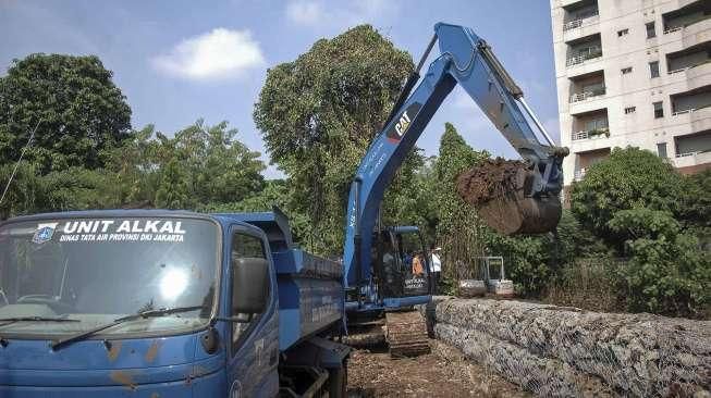 Perbaikan Tanggul Jebol di Kemang