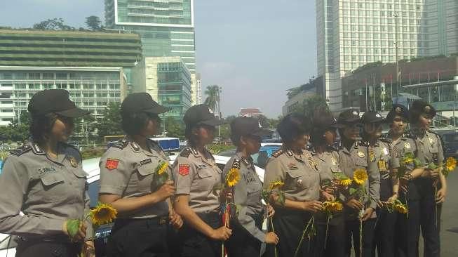 Bagi-bagi Bunga Matahari di Peringatan HUT Polwan Ke-68