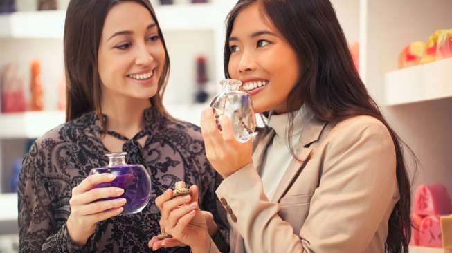 Ilustrasi perempuan memilih parfum. (Shutterstock)