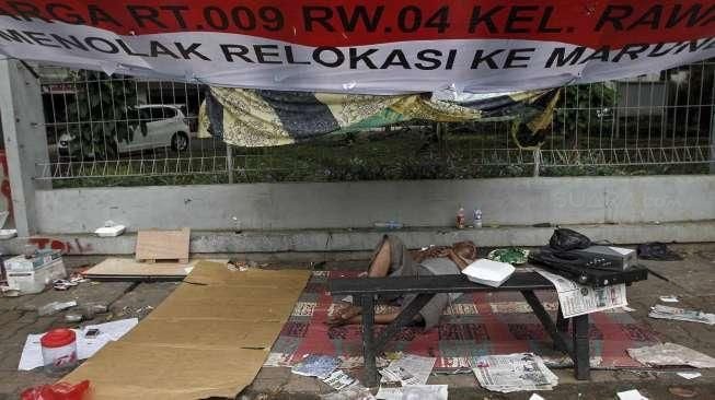 Mereka menolak di relokasi ke rusun Marunda.   