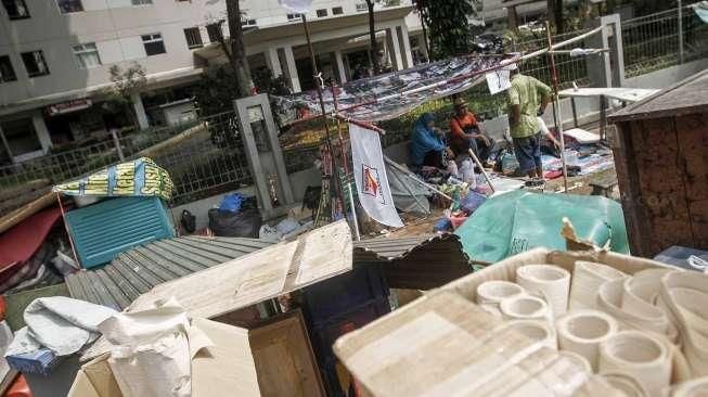 Warga Rawajati Bertahan di Tenda Darurat