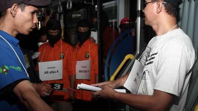 Rekonstruksi Pengeroyokan di Halte JCC Senayan