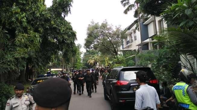 Warga Emosi Ingin Pukuli Dua Perampok Rumah Mewah di Pondok Indah